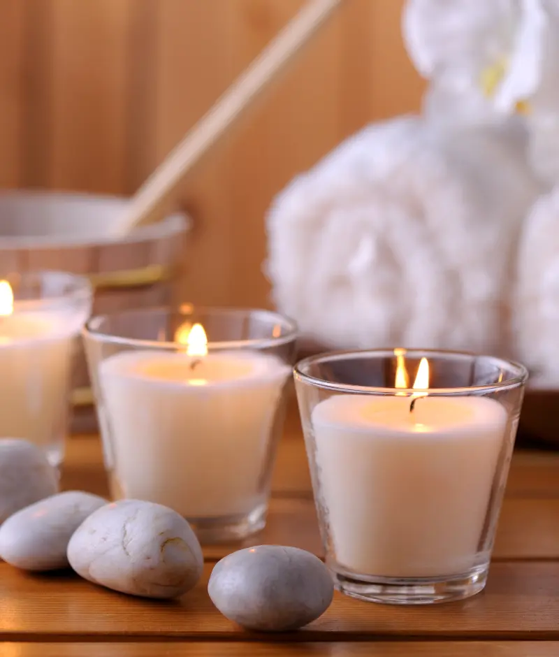 ambiance-massage-relaxant-bien-etre-bougies-pierres-amancay-rives Ambiance de relaxation profonde pour les massages bien-être Amancay à Rives et Voiron : bougies allumées, pierres zen et serviettes douces.