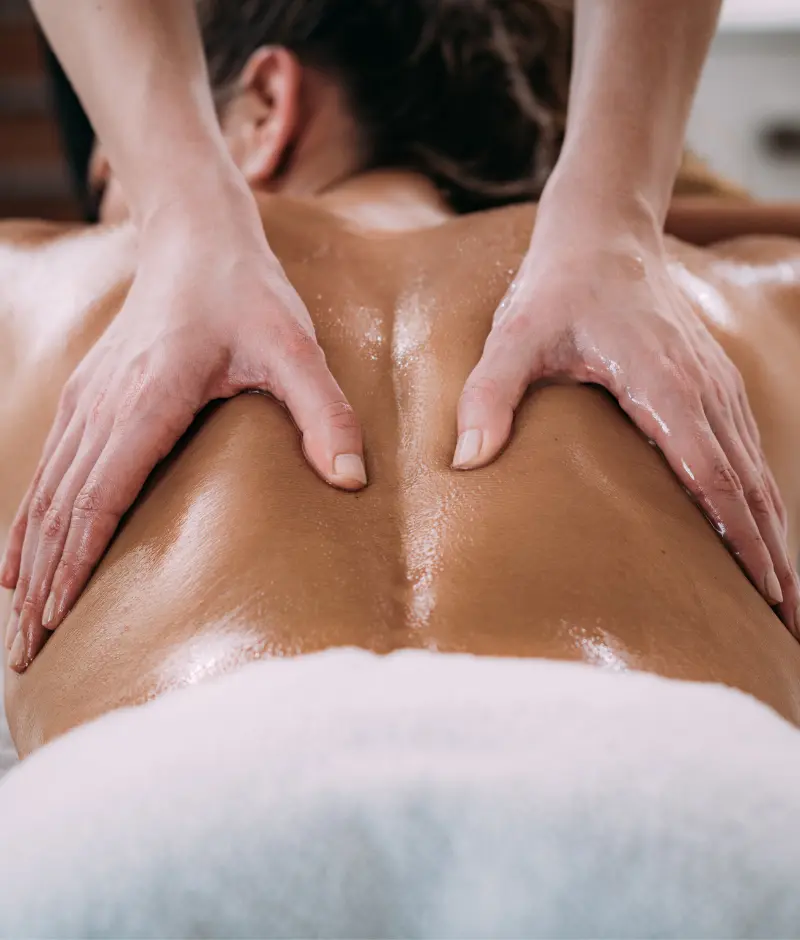 massage-therapeutique-dos-amancay-rives-voiron.webp Gros plan d'un massage thérapeutique du dos avec huile essentielle chez Amancay Bien-Être, Rives et Voiron, montrant des mains expertes appliquant une pression ciblée pour le soulagement.